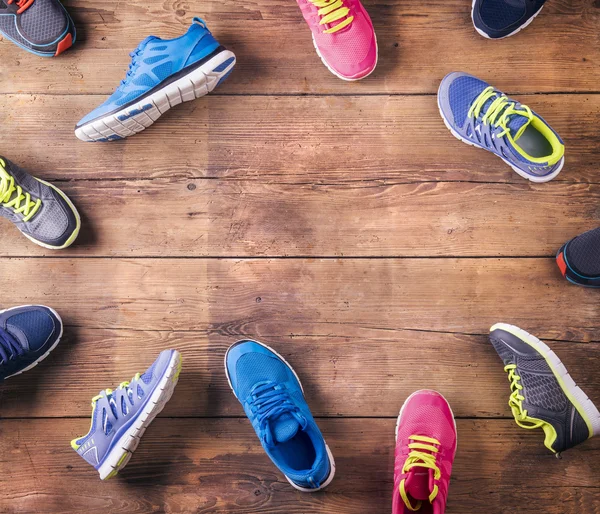 Nombreuses chaussures pour débutants présentées sur le sol