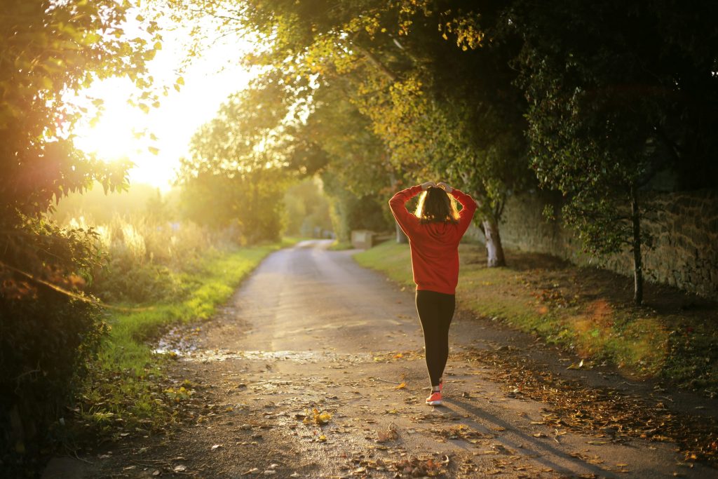 Femme débutant la course à pied au lever du soleil