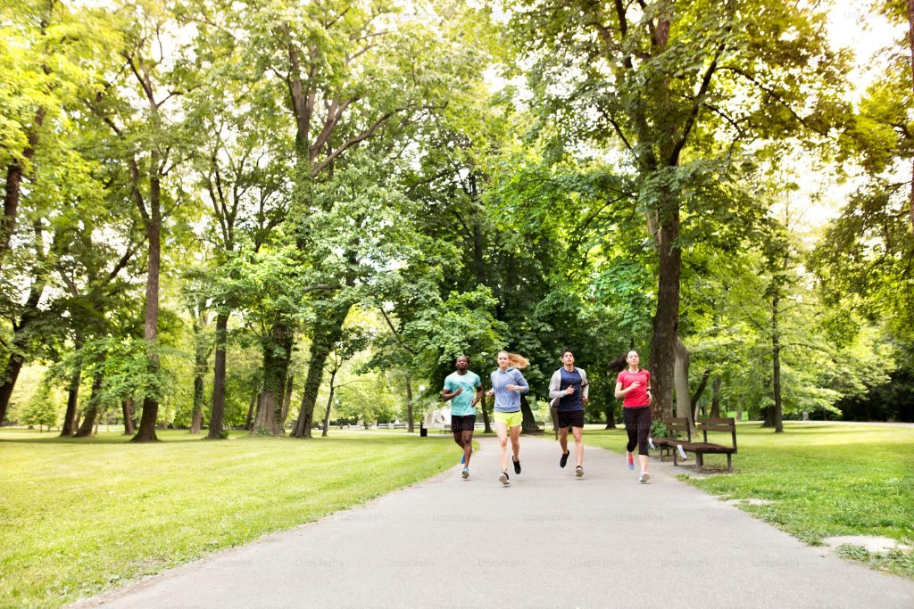 Groupe de débutants en course à pied courant dans un parc