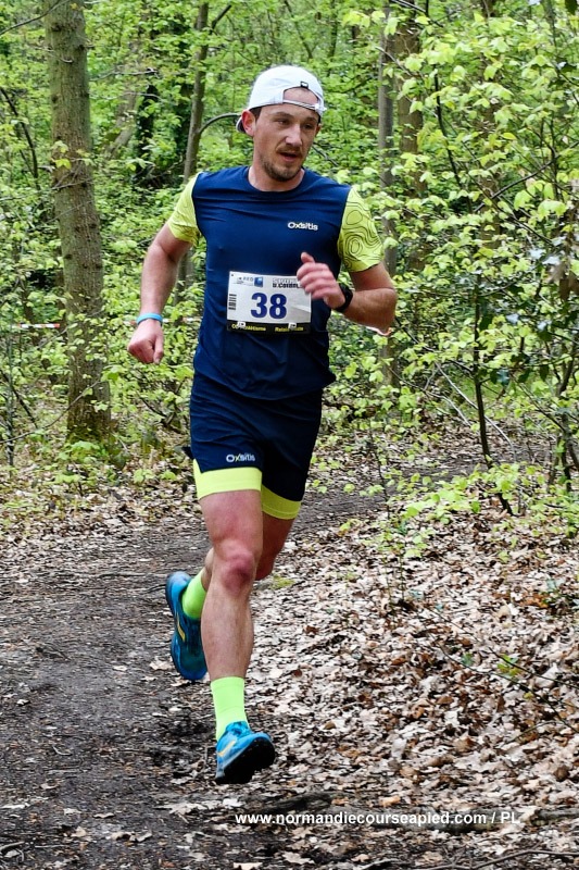 Créateur du blog Tonton Caillou en train de courir sur un sentier
